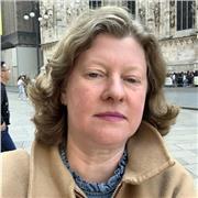 Sono Russa. Mi chiamo Olga. Mi sono laureata in economia. Università statale russa del turismo e dei servizi a Mosca. Ho vissuto e